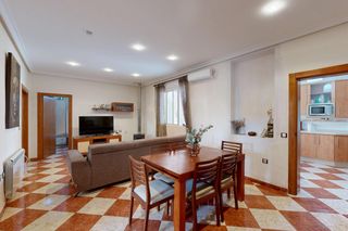 Casa en Calle calle escorpión 10. Luminosa planta baja con gran patio y terraza en el barrio de la
