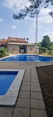 Casa adossada a Viladecavalls. Casa adosada con piscina comunitaria