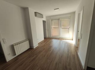 Appartement à Zona Esportiva. Piso de 2 habitaciones con parking en zona olímpica