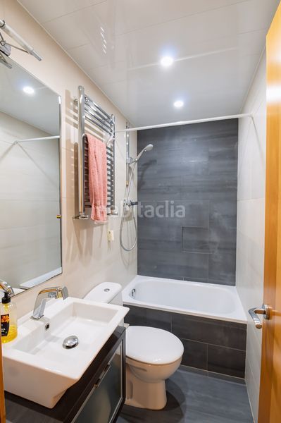 Foto 7eb65bfa-a682-4f5b-9a8a-e38d044cfe75. Pis amb calefacció a Can Vidalet Esplugues de Llobregat
