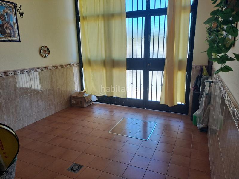 Foto d7b4da03-be6d-44c0-bafa-ab04a3ca8c8f. Casa adossada amb calefacció aparcament piscina a Dos Hermanas