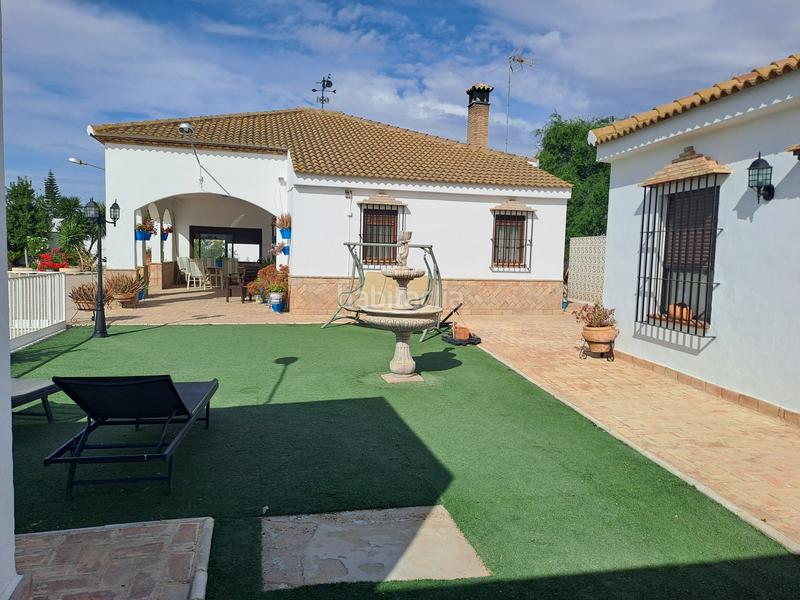 Foto 1a05da0c-c3bb-4464-b297-f5071bda8af0. Chalet parcela rustica en los palacios con parcela de 800mts y 120 mts construidos, la vivienda cuenta con 3 dormitorios, salón-comedor en Palacios y Villafranca (Los)