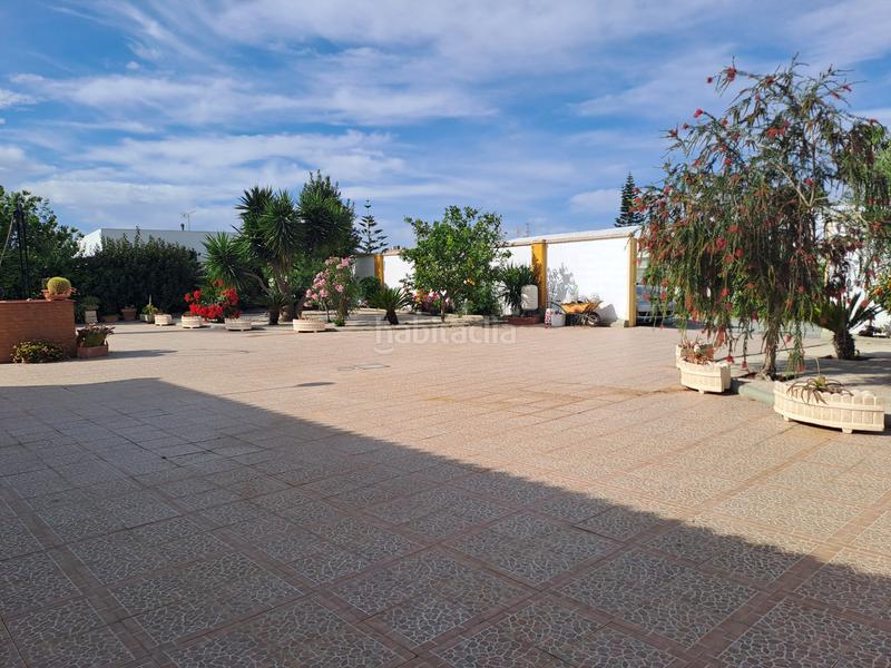 Foto bf2a1032-5b09-488b-9357-85d5118b3715. Chalet parcela rustica en los palacios con parcela de 800mts y 120 mts construidos, la vivienda cuenta con 3 dormitorios, salón-comedor en Palacios y Villafranca (Los)