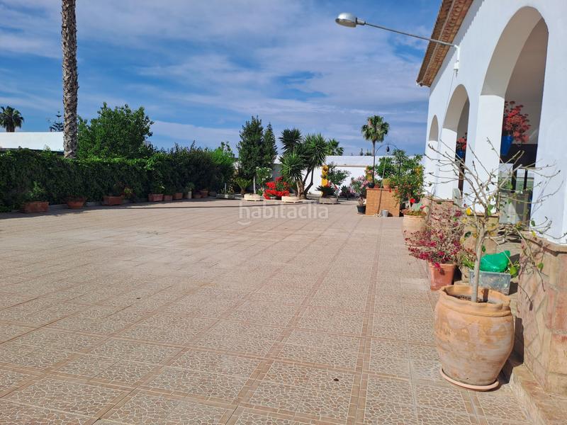 Foto d8ac4e8e-0521-449b-98d0-8728da14d95c. Chalet parcela rustica en los palacios con parcela de 800mts y 120 mts construidos, la vivienda cuenta con 3 dormitorios, salón-comedor en Palacios y Villafranca (Los)