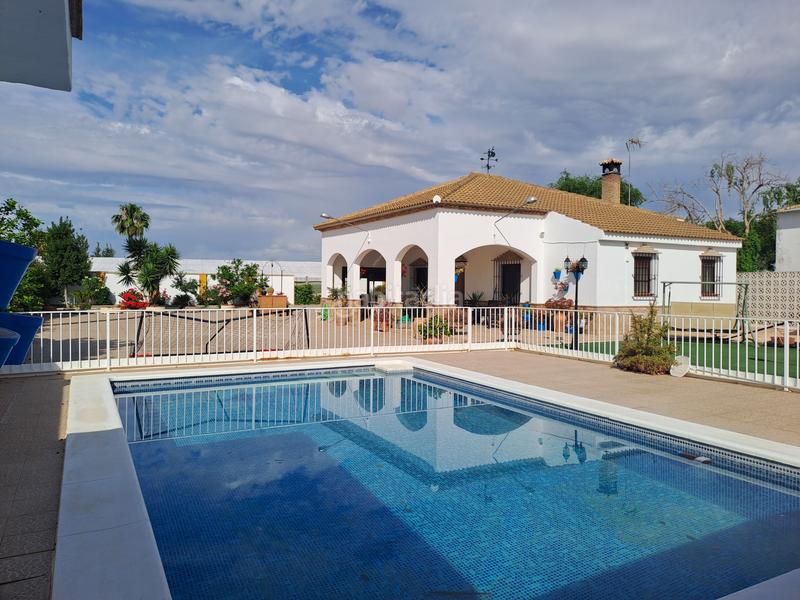 Foto df7baff2-caba-4a24-a575-c74fbdef5ed8. Chalet parcela rustica en los palacios con parcela de 800mts y 120 mts construidos, la vivienda cuenta con 3 dormitorios, salón-comedor en Palacios y Villafranca (Los)