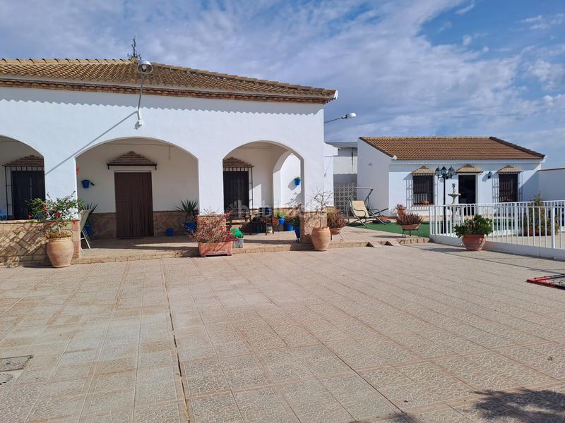 Foto e26fe199-c07e-4528-9508-5c9078dd7087. Chalet parcela rustica en los palacios con parcela de 800mts y 120 mts construidos, la vivienda cuenta con 3 dormitorios, salón-comedor en Palacios y Villafranca (Los)
