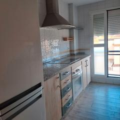 Lloguer Pis  Avenida de adolfo suárez. Piso recien pintado en dos hermanas, zona arco norte, consta de