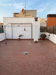 Rent Flat  Calle santa maría magdalena. Amplio piso en pleno centro de dos hermanas, consta de 3 dormito