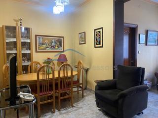 Casa a Creu Alta. Casa de dos plantas con dos viviendas independientes.