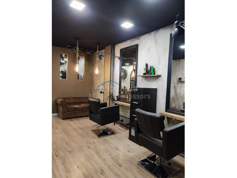 Foto b044f764-5029-42c1-8cf9-e6a7fb509322. Traspaso local comercial peluquería centro de estética alquiler en Sabadell