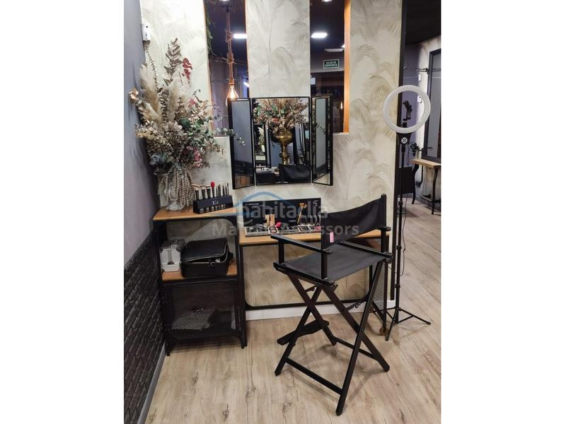Foto b31df6a9-8613-41a8-96cd-16b2a1b2e8f9. Traspaso local comercial peluquería centro de estética alquiler en Sabadell