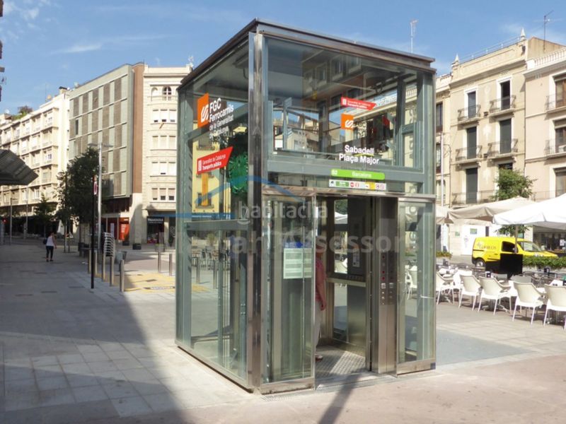 Foto 702a9276-e59e-4ec3-a318-8c728c6fe487. Casa amb aparcament a Centre Sabadell