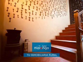 Casa a Torrecilla de Alcañiz. Se propietario de un palacio con patio que rodea la manzana de l