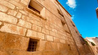 Casa a Torrecilla de Alcañiz. Se propietario de un palacio con patio que rodea la manzana de l