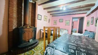 Casa a Fuentes de Ayódar. Una casa con una terraza estupenda