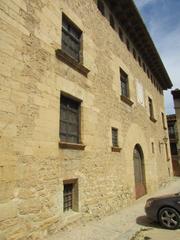 Casa a Mirambel. Se propietario de un palacio señorial con su jardin , piscina y