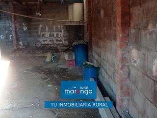 Capannone industriale in Artana. Nave en artana en zona industrial