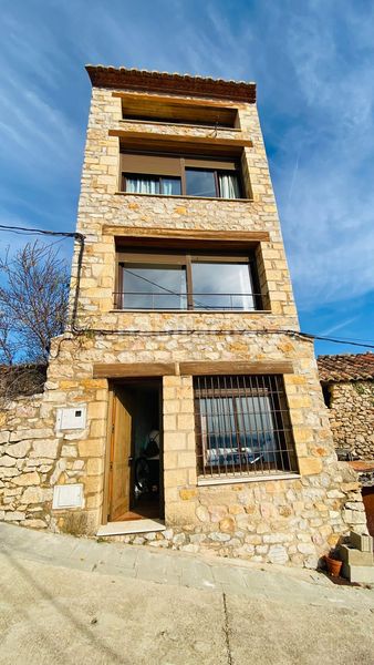 Foto 399abb4a-e44c-4472-84fc-6c3a48ca4ac8. Casa adossada a Benafigos