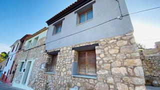 Maison à Costur. Fijate en esta casa, le das una mirada? te soprprendera
