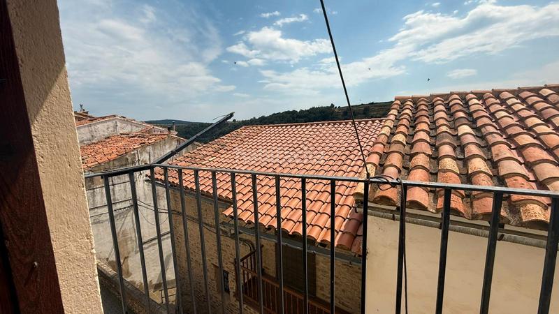 Foto f042b0cf-d3bd-4e9b-a8c9-abe7c73d05d7. Casa aparellada amb xemeneia a Villafranca del Cid