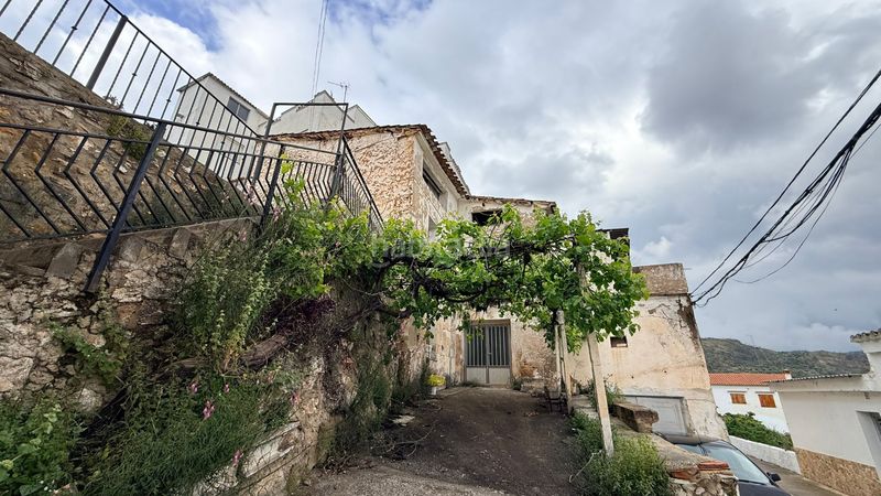 Foto fd9fd065-abe5-4b77-9454-823f7899bedb. Casa a Montán