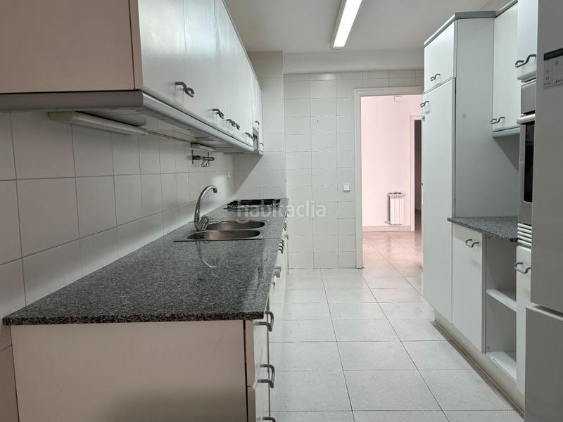 Foto c76f9eaa-6668-474a-a9eb-5551d9d66dcf. Alquiler piso amplio piso con terraza y plaza de garaje en alquiler! en Girona