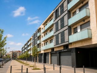 Appartement à Eixample Nord. Piso luminoso con plaza de aparcamiento junto a la estación en p