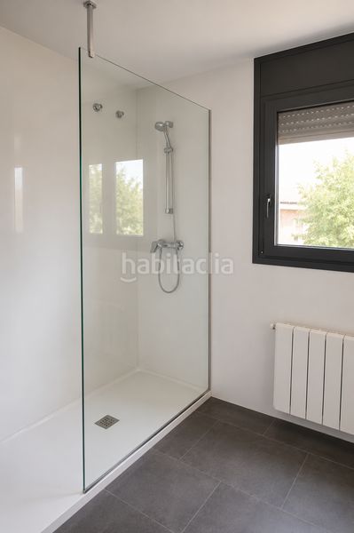 Foto 4e8161ed-e022-4a44-9648-8cbe2d3e4566. Casa adossada amb calefacció a Palau Girona