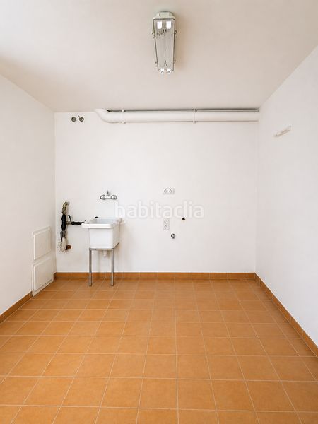 Foto f25e5f45-8a1d-459f-a8e1-0f54fc7e8a09. Casa adossada amb calefacció a Palau Girona