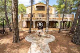 Country house  Carrer del camí del bosc. Masía con terreno en valls