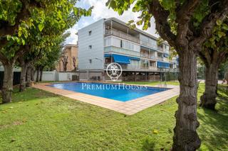 Àtic a Gava Mar. Ático con jardín y piscina comunitaria en gavà mar