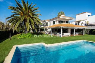 Casa  Carrer de manuel sabater. Casa independiente en primera línea de mar en terramar
