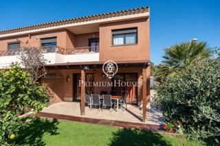 Semi detached house in El Dorado Platja. Adosado con jardn en la llosa