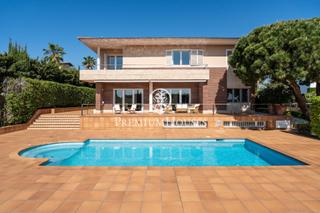 Casa en L´Aragai. Villa exclusiva con doble parcela y vistas al mar