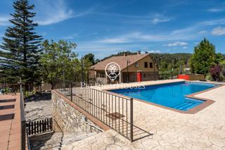 House in Montblanc. Casa con jardín y piscina en prenafeta