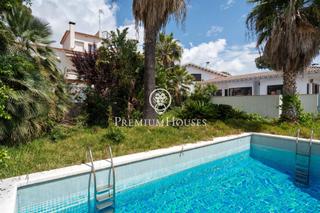 Maison à Montmar. Casa con jardín y piscina en montmar