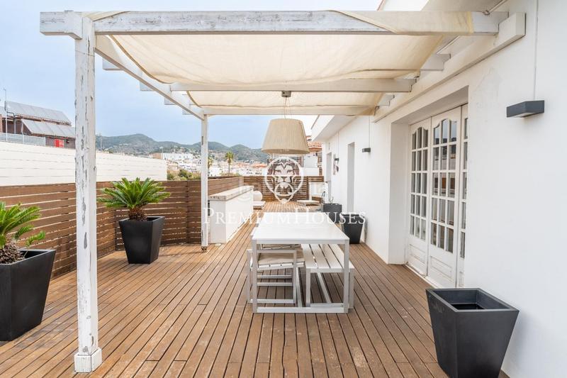 Foto 675b3cf1-55ea-4a43-89b2-3af44839c48d. Alquiler piso ático con gran terraza en el centro en Sitges