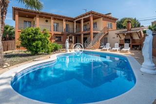 Casa a Creixell. Casa con jardín y piscina en les eres