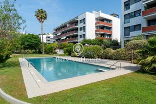 Pis a La Plana. Piso con terraza y piscina comunitaria en la plana