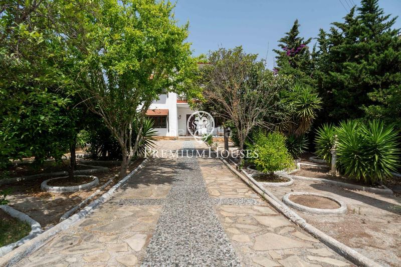Foto b0b8e303-1587-46a6-a157-a18211306a91. Casa  a reformar con jardín y piscina en via augusta en Tarragona