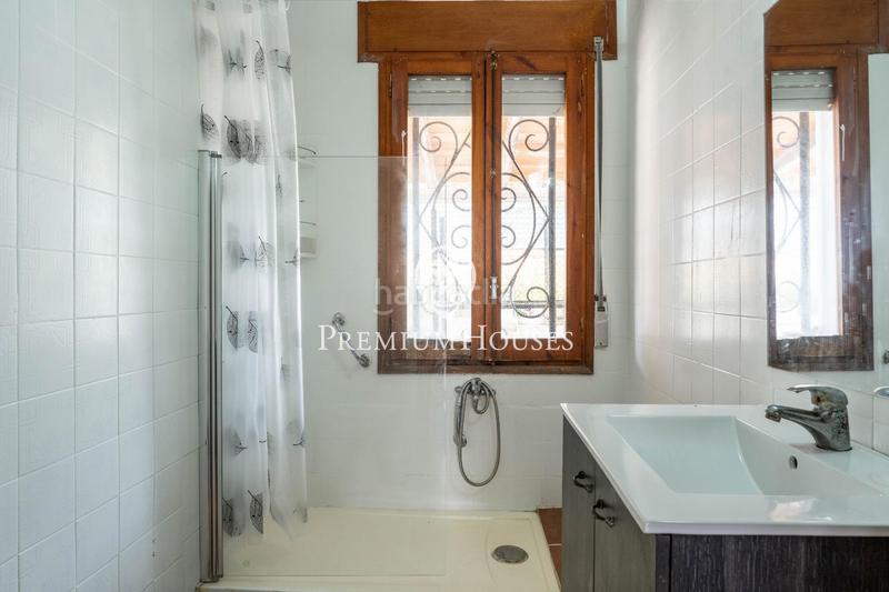 Foto def4c959-bf66-438b-ab5a-7e8d3cfe7b75. Casa  a reformar con jardín y piscina en via augusta en Tarragona