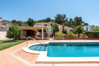 House in Mas Alba. Casa independiente con jardn y piscina en mas alba