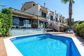 Maison jumelée à Vallpineda - Rocamar. Casa adosada esquinera con jardín y vistas al mar en vallpineda