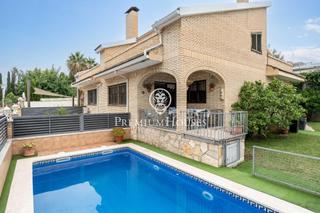 House in Vilafortuny. Casa con piscina en vilafortuny