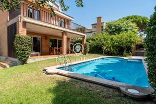 Maison à Vilafortuny. Casa independiente con piscina y jardín en vilafortuny