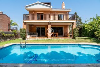 Casa a Vilafortuny. Casa independiente con piscina y jardín en vilafortuny