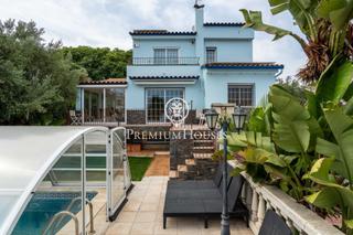 Casa a Vallpineda-Santa Bàrbara. Casa independiente con piscina en vallpineda