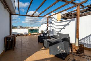 Duplex à Centrevila. Dúplex con terraza y vistas despejadas en casernes