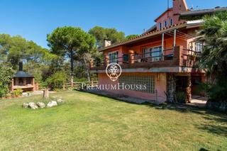 Casa a Begues. Casa independiente con jardín y vistas despejadas en begues