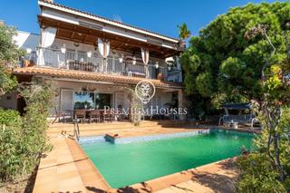 Casa a Vallpineda-Santa Bàrbara. Casa independiente con piscina y jardín en vallpineda